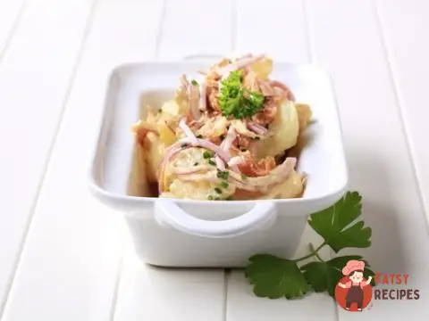 Картопляний салат з яблуками та беконом