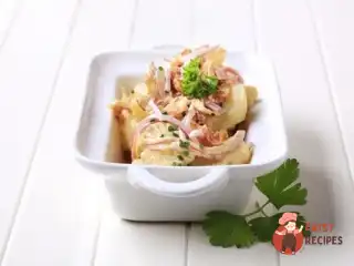 Картопляний салат з яблуками та беконом
