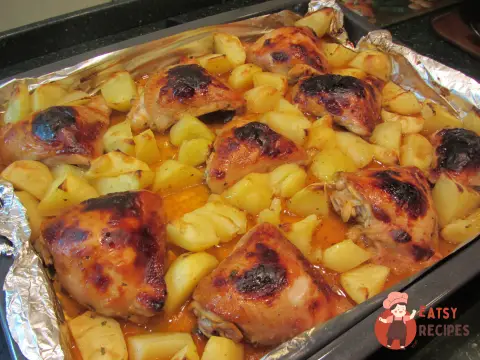 Курячі стегна з картоплею