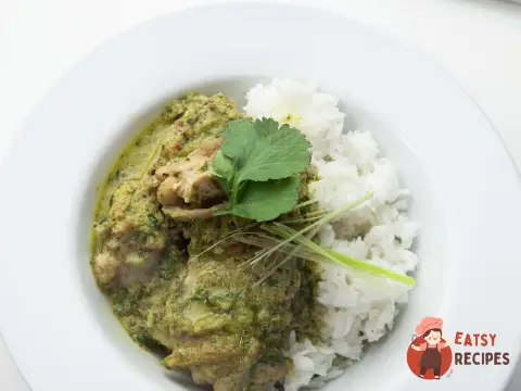 Зелений каррі з куркою та рисом