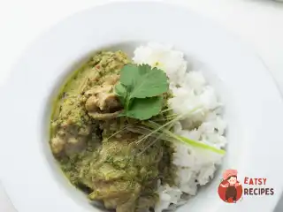 Зелений каррі з куркою та рисом