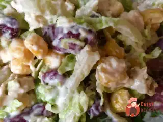 Салат з червоною квасолею, куркою та сухариками.