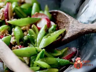 Салат з редисом, селери та зеленим горошком