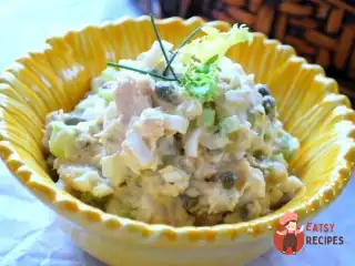 Протеїновий салат з тунцем та крабовими паличками