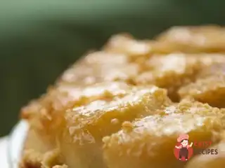 Пісочний пиріг з айви з карамеллю