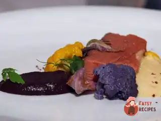 Філе яловичини з пюре з фіолетової цвітної капусти з соусом із лисичок