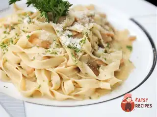 Тальятелле з кремом із грибів та шафрану