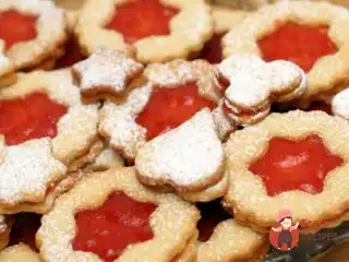 Мигдальне печиво з корицею, кардамоном та малиновим джемом