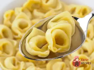 Каппеллетті у бульйоні