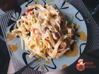 Спагетті з лососем і спаржею у вершковому соусі