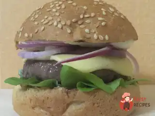 Гамбургер з яловичини з рукколою та червоною цибулею