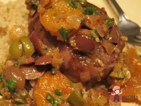 Куриця по-марокканськи з соусом з кураги та оливок