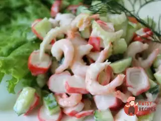 Крабовий салат з креветками, селерою та огірком