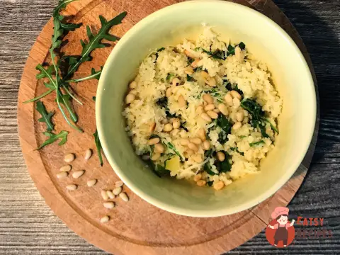 Кускус з руколою, пармезаном та кедровими горішками