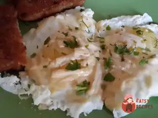 Яєчня зі сметаною