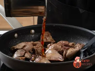 Крок 7: Салат з печивом та медовим соусом