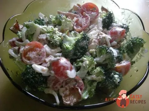 Салат з куркою, броколі та помідорами чері