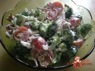 Салат з куркою, броколі та помідорами чері