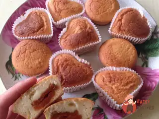 Манний кекси з курагою на кефірі.