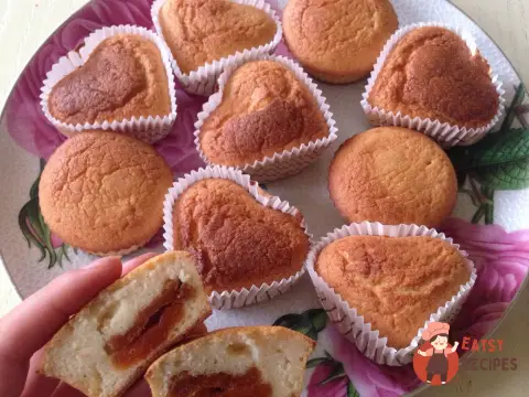 Манний кекси з курагою на кефірі.