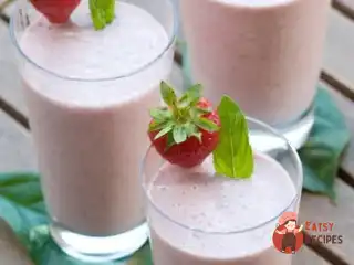 Полуничний смузі з журавлинним соком