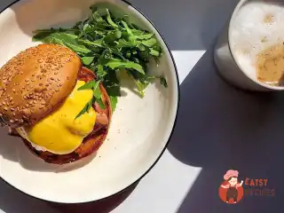 Яйця бенедикт