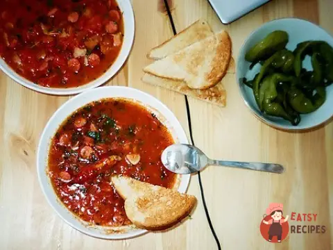 Томатний суп із копченими ковбасками
