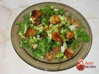 Теплий салат з куркою, авокадо та грейпфрутом