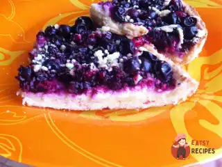 Пиріг з сиром та чорною смородиною