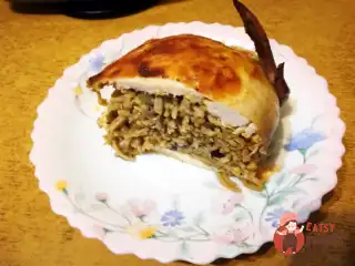 Курка, фарширована спагетті та грибами
