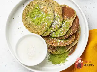 Матча-панкейки з кокосовим згущеним молоком