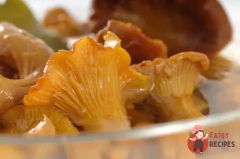 Мариновані лисички з родзинками