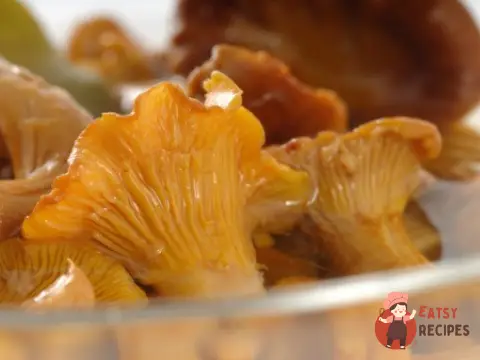 Мариновані лисички з родзинками