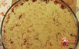 Крамбл З Яблуками Та Полуницею
