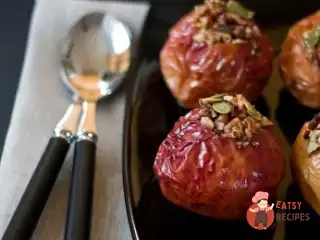 Печені яблука з вишнею, фісташками, портвейном та апельсиновою цедрою