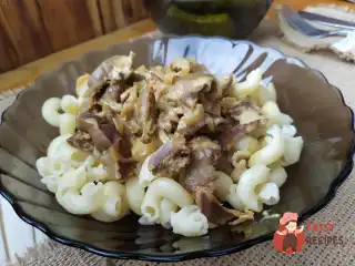 Курячі шлунки в сметанному соусі з цибулею