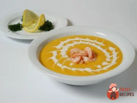 Ніжний крем суп з форелі з креветками
