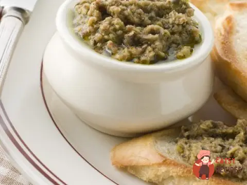 Кростіні з артишоками та оливками
