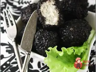 Курячі фрикадельки в чорному кунжуті