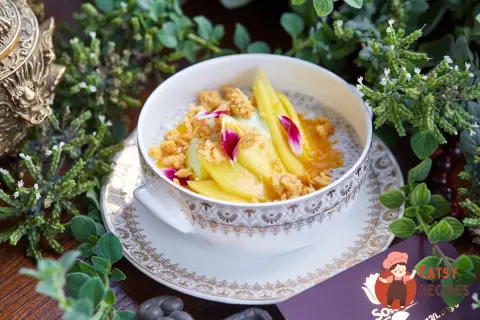 Чіа з фісташковим морозивом та манго