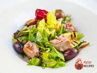 Салат з тунця з цукіні, авокадо та м'ятою.