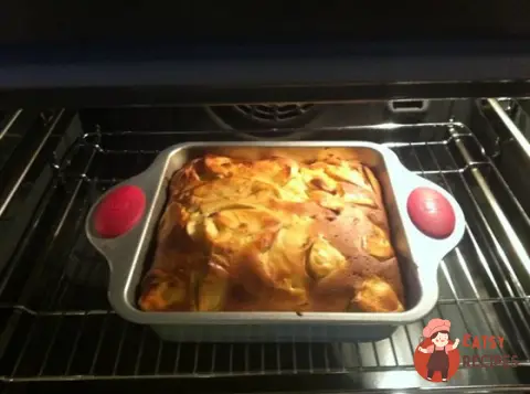 Яблучно-грушева шарлотка