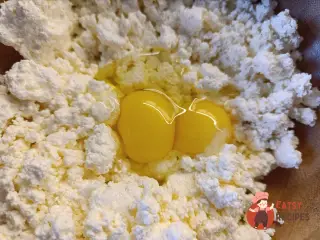 Крок 3: Сирний пиріг з яблуком і сливою