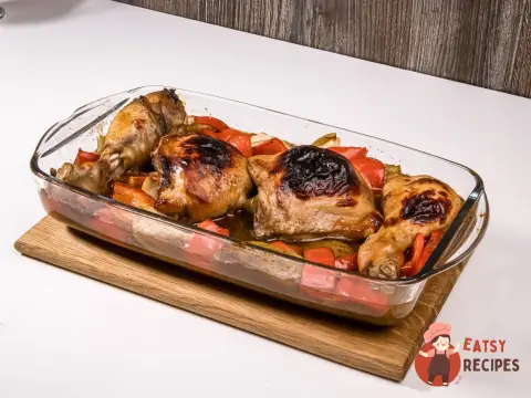 Курка з яблуками та болгарським перцем у духовці