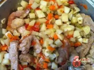 Азу по-татарськи з яловичини із солоними огірками