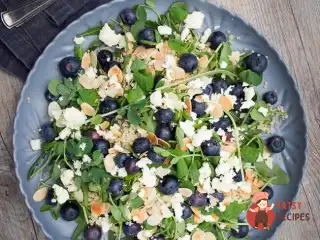 Салат з голубиною, козячим сиром та горіховою дукою