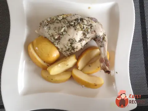 Кролик із яблуками