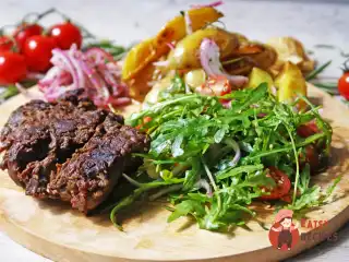 Рибай з гарніром із руколи