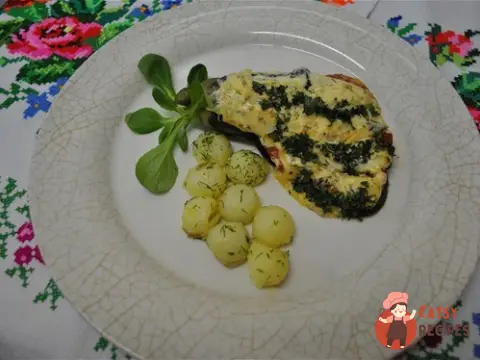 Баклажани з помідорами та сиром