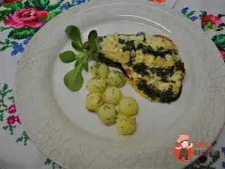 Баклажани з помідорами та сиром